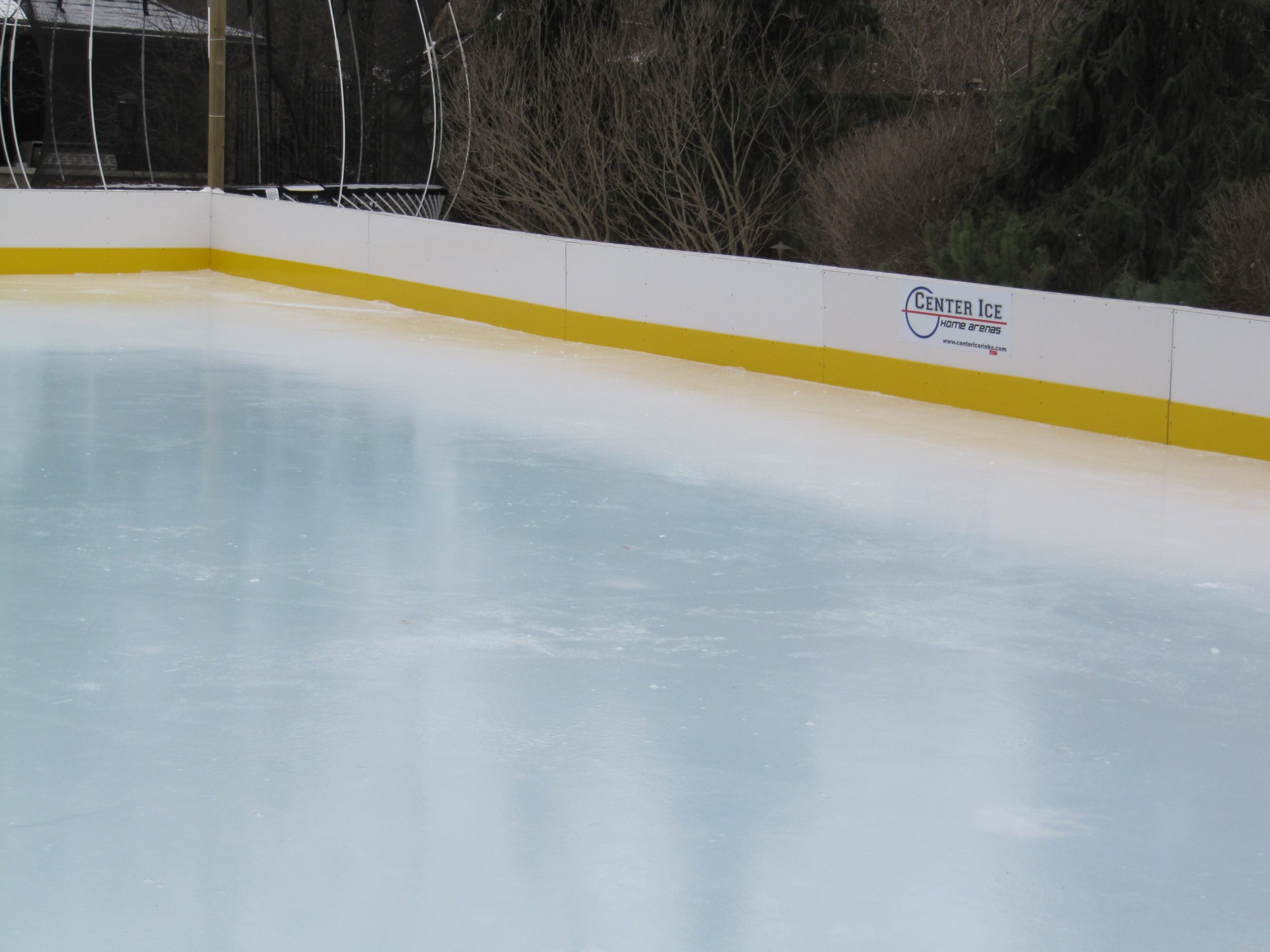 Figure skating rink with subfloor