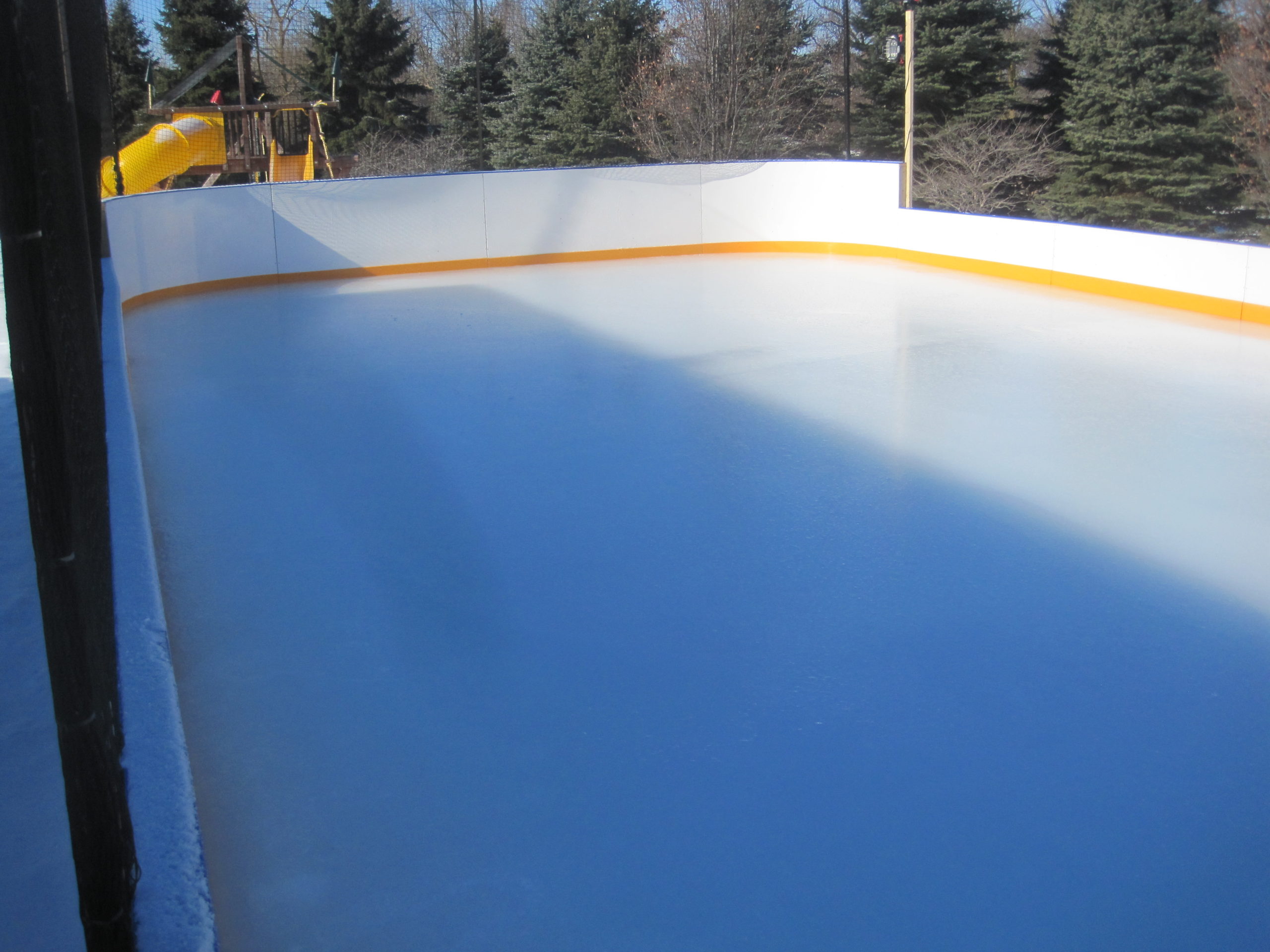Natural ice rink with subfloor