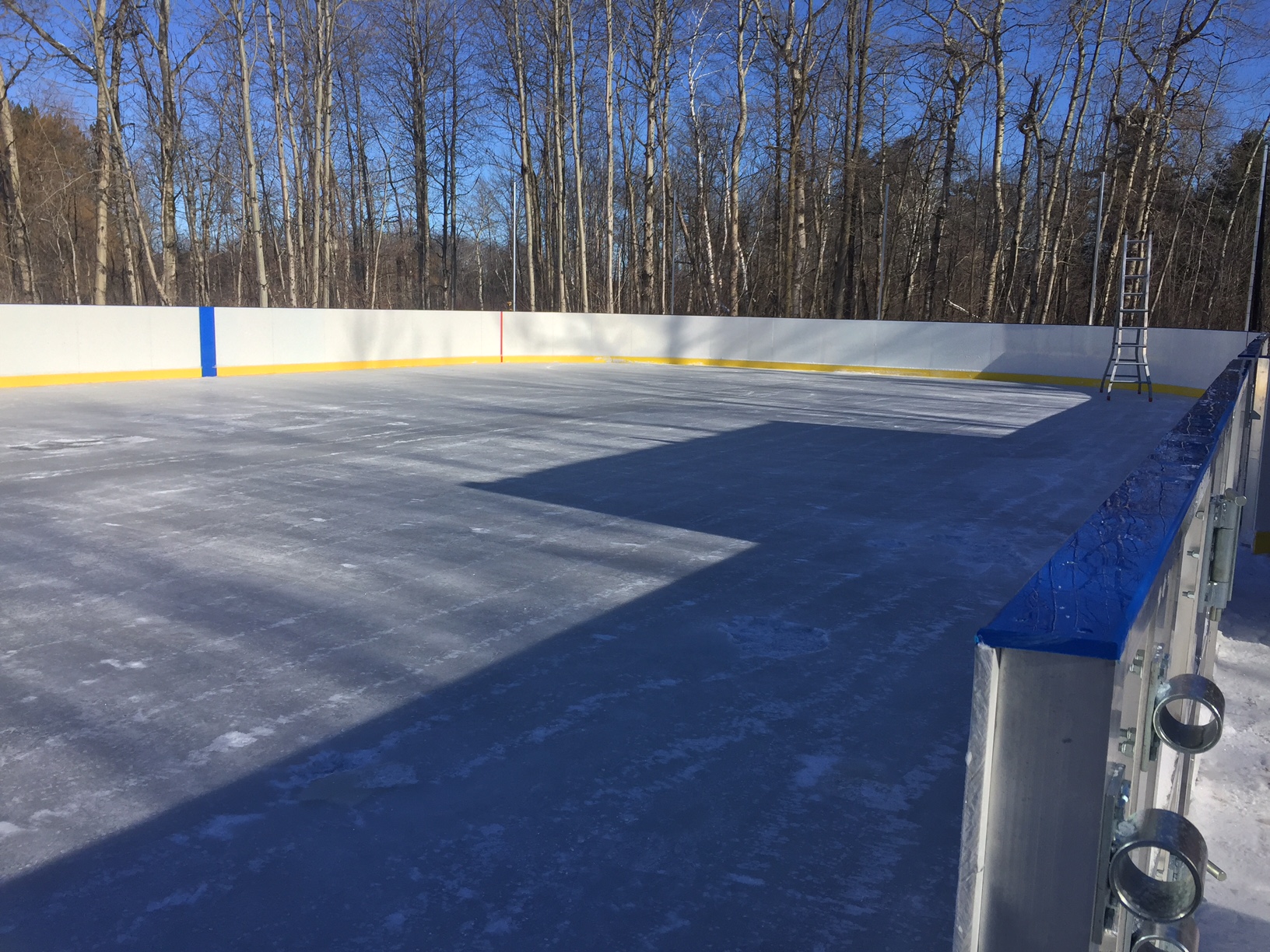 Refrigerated rink with aluminum framed boards