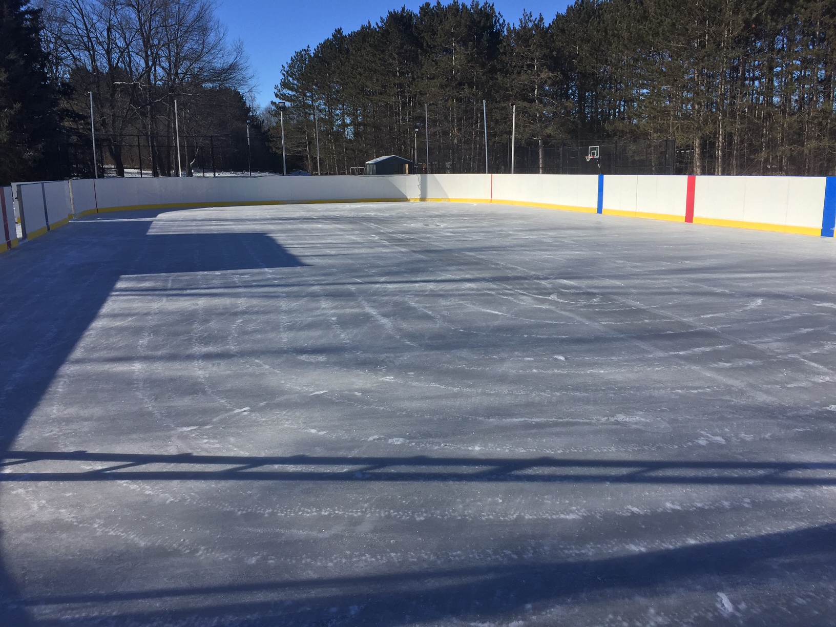 Refrigerated rink with aluminum framed boards